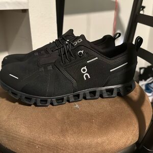 Men’s on cloud shoes size 8